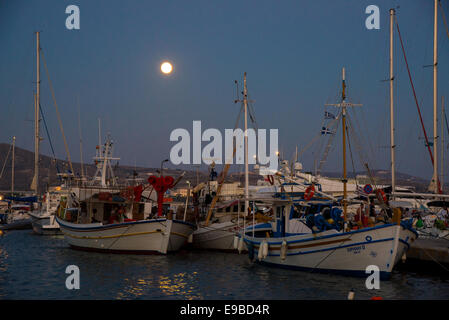 Port de pollonia à Milos en Grèce dans la nuit Banque D'Images