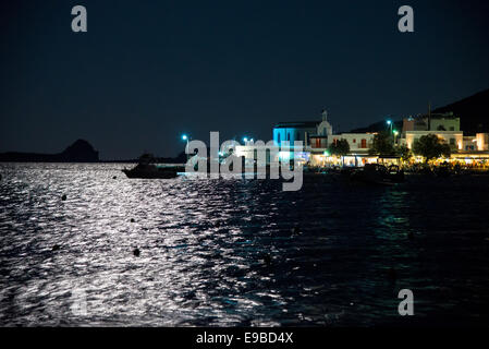 Port de pollonia à Milos en Grèce dans la nuit Banque D'Images