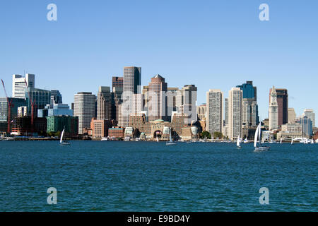 Vue sur le centre-ville de Boston, Massachusetts, USA skyline vu que depuis le port intérieur de Boston. Banque D'Images