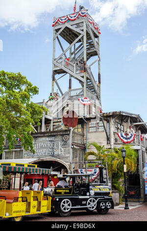 Key West Florida, Keys Front Street, Key West Shipwreck Treasures Museum, observatoire, extérieur Conch Tour train, les visiteurs voyagent à Banque D'Images