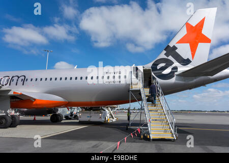 Un Jetstar320 à l'Aéroport de Christchurch. Seul un d'embarquement des passagers à l'aide d'avion Jetstar une rampe d'escalier d'embarquement Banque D'Images