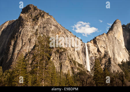 Bridalveil Fall plonge au-dessus d'une falaise de la vallée ci-dessous, Yosemite National Park, Californie. Banque D'Images