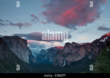 Les nuages roses au-dessus de la vallée Yosemite, vu de près de vue de Tunnel, Yosemite National Park, Californie. Banque D'Images