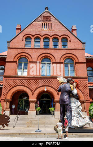 Key West Florida, Keys Front Street, Key West Museum of Art & and History at the Custom House, statue, sculpture, adultes homme hommes hommes, femme femmes femmes fem Banque D'Images