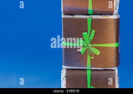 Quelques chocolats dans une enveloppe de papier sur fond bleu Banque D'Images