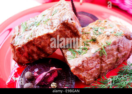 De délicieux steaks de boeuf avec des betteraves et pommes gourmet Banque D'Images