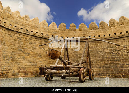 Dans Mancinik turc en bois catapulte city wall Icheri Sheher (vieille ville) de Bakou en Azerbaïdjan Banque D'Images