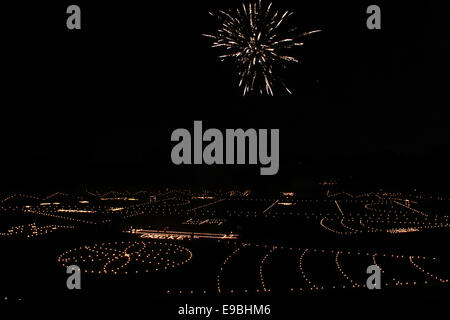 Madan Mohan Malviya Stadium décorées avec éclairage magnifique lampe en terre appelé 'diyas' pendant la 'Diwali' célébration à Allahabad. © Shashi Sharma/Pacific Press/Alamy Live News Banque D'Images