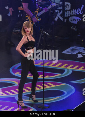 Hollywood, Californie, USA. 23 Oct, 2014. La chanteuse TAYLOR SWIFT effectue pour Jimmy Kimmel Live ! Sur une scène mis en place le long d'un Hollywood Blvd temporairement fermé en face de l'El Capitan Theatre. Crédit : David Bro/ZUMA/Alamy Fil Live News Banque D'Images