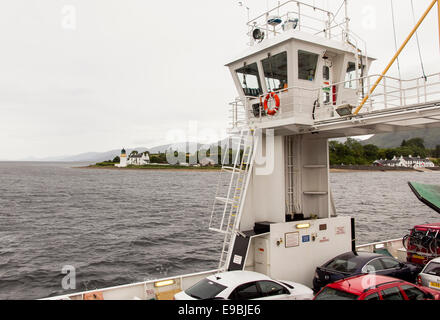 Vue depuis le ferry de Corran à bord de l'Ardgour phare Corran Corran Narrows - à travers le du Loch Linnhe, Highland, Banque D'Images