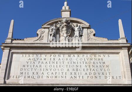 Façade de la Fontaine de Moïse à Rome, Italie Banque D'Images
