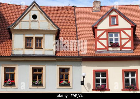 Maison à colombages traditionnelle avec toiture tuiles d'argile rouge Banque D'Images