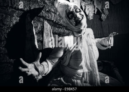 Blackburn, Royaume-Uni. 22 octobre, 2014. Et l'Halloween horreur masqués personnages costumés en masque latex préparer pour terrifier les visiteurs d'effrayer Royaume Scream Park attraction de l'événement nocturne Halloween Horror Nights 2014. Costume et maquillage- Unsettlingly aperçu effrayant dans leur propre droit, jusqu'à 50 acteurs en costumes et maquillage du visage complet offrent une pleine nuit de frissons, de sensations fortes, de terreur et de divertissement dans les locaux près de Preston dans le Lancashire, Royaume-Uni. Credit : Cernan Elias/Alamy Live News Banque D'Images