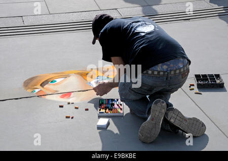 Londres, Angleterre, Royaume-Uni. Artiste de la chaussée à Trafalgar Square Banque D'Images