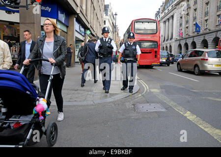 Londres, Angleterre, Royaume-Uni. Les agents de police patrouillant dans Piccadilly Banque D'Images