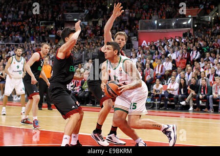 Munich, Allemagne. 23 Oct, 2014. Esteban Batista (Nr. Panathinaikos Athènes, 15) la lutte pour le ballon. FC Bayern Munich vs Panathinaikos Athènes. Dpa : Crédit photo alliance/Alamy Live News Banque D'Images