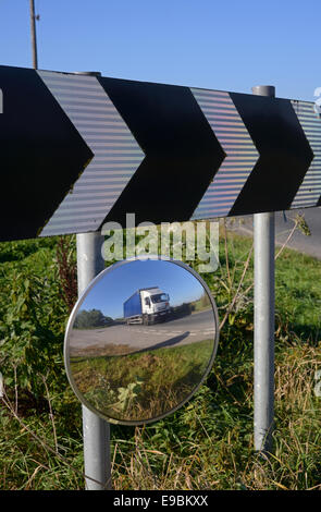 Panneau d'avertissement de passage des camions de virage et de sécurité circulaire miroir pour donner aux conducteurs qui sortent de l'affichage des intersections de routes uk Banque D'Images