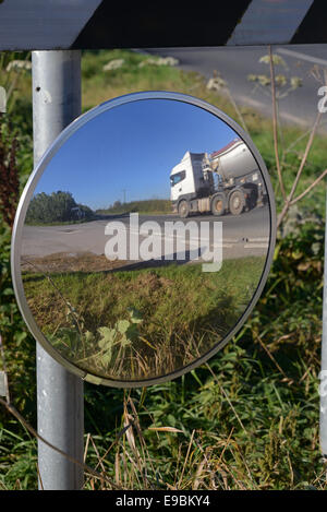 Panneau d'avertissement de passage des camions de virage et de sécurité circulaire miroir pour donner aux conducteurs qui sortent de l'affichage des intersections de routes uk Banque D'Images