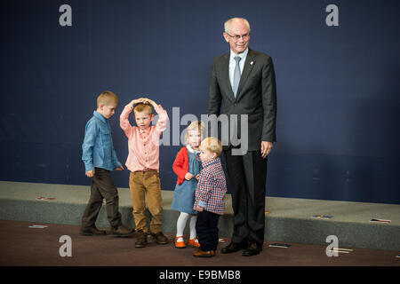 Bruxelles, Belgique. 23 Oct, 2014. Le Président du Conseil européen, Herman Van Rompuy (C) est accompagné de ses petits-enfants et les dirigeants de l'UE, qui se préparent à poser durant le groupe photocall lors du sommet de l'UE au siège du Conseil de l'UE à Bruxelles, Belgique Le 23.10.2014 Le sommet de deux jours du Conseil européen de Bruxelles se concentrera sur un ensemble ambitieux d'objectifs en matière de changement climatique pour 2030 mais aussi s'attaquer à la crise de l'Ebola, la stagnation économique, l'inquiétude sur l'Ukraine et la tension à Chypre sur la Turquie. Par Wiktor Dabkowski/photo : dpa Crédit alliance photo alliance/Alamy Live News Banque D'Images