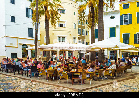 Le café et restaurant en plein air sur la Plaza de Colon dans la vieille ville de Mahon, Minorque, Espagne Banque D'Images