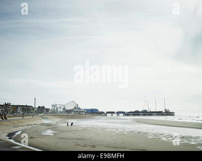 Une des images de la série "Prom' plaisir par Mark Reeves, les photos à la découverte de la nouvelle promenade de réaménagement à Blackpool Banque D'Images