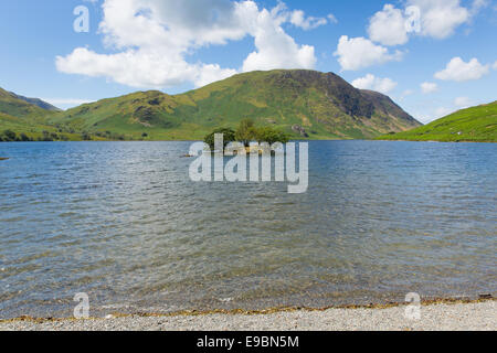 Crummock Water Lake District North West England UK entre Buttermere Loweswater et sur journée d'été avec ciel bleu et nuages blancs Banque D'Images