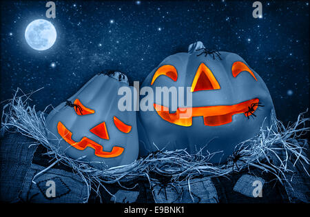 Creepy Halloween citrouille à l'extérieur en nuit de pleine lune, lumineux de fête, jack-o-lanterne avec des étoiles sur elle, décorations de Noël Banque D'Images