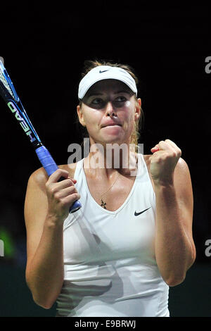 Singapour. 24 Oct, 2014. Maria Sharapova la Russie réagit après avoir remporté le groupe blanc round robin match contre la Pologne Agnieszka Radwanska au WTA finale au Singapore Indoor Stadium, le 24 octobre 2014. Maria Sharapova a gagné 2-1. Credit : Puis Chih Wey/Xinhua/Alamy Live News Banque D'Images