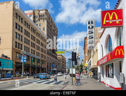 South Broadway dans le centre-ville de Los Angeles avec le Grand Marché Central à gauche, California, USA Banque D'Images