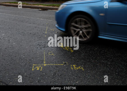 Les marquages sur les trottoirs et les routes avant le début des travaux pour les fournisseurs de service pour creuser des routes Banque D'Images