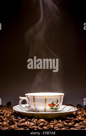 Tasse de café bien chaud avec café en grains Banque D'Images
