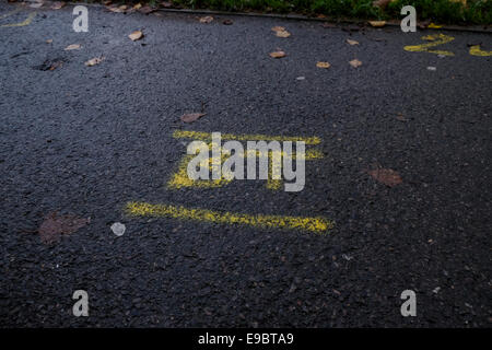 Les marquages sur les trottoirs et les routes avant le début des travaux pour les fournisseurs de service pour creuser des routes Banque D'Images