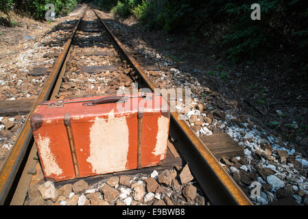 Vintage suitcase sur route ferroviaire et du tunnel. Banque D'Images