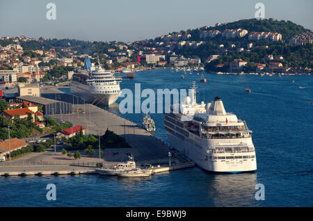 Les navires de croisière et le port de Gruz à Dubrovnik en Croatie. Banque D'Images