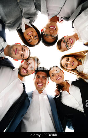 Groupe de gens d'affaires dans un cercle à la bas Banque D'Images