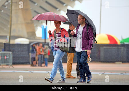 Barcelone - le 28 mai : Les gens avec des parasols, sous la pluie par Heineken Primavera Sound Festival 2014 (PS14). Banque D'Images