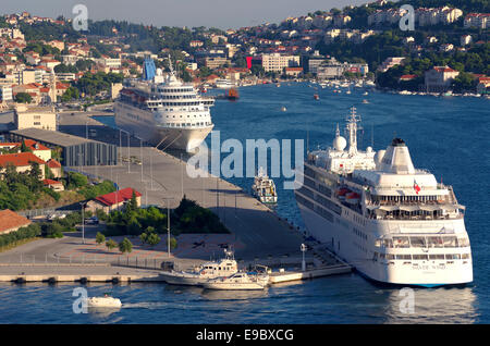 Les navires de croisière et le port de Gruz à Dubrovnik en Croatie. Banque D'Images