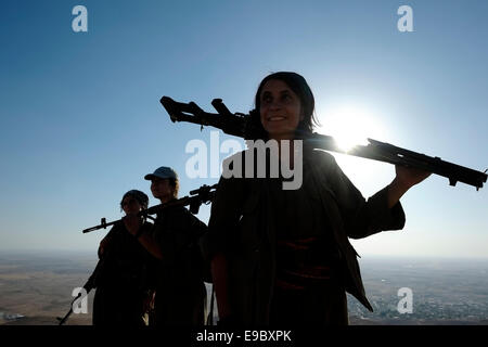 Un groupe de femmes des combattants kurdes des unités pour femmes libres raccourcie en YJA STAR l'aile militaire des femmes du Parti des Travailleurs du Kurdistan PKK lourdement armés à pied dans une zone montagneuse dans la campagne de Makhmur près de Mossoul dans le Nord de l'Irak Banque D'Images