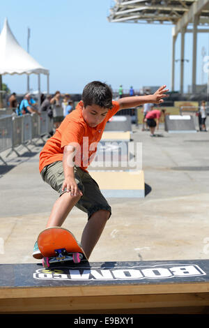 Barcelone - 28 juin : un enfant dans la compétition de planche à roulettes junior à LKXA Extreme Sports Jeux de Barcelone. Banque D'Images