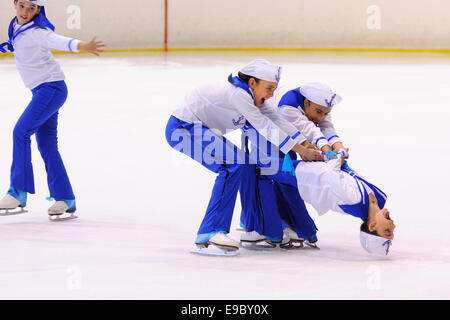 Barcelone - Mai 03 : jeune équipe d'une école de patinage sur glace se produit à l'International Cup Ciutat de Barcelona ouvert. Banque D'Images