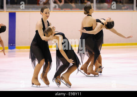 Barcelone - Mai 03 : jeune équipe d'une école de patinage sur glace se produit à l'International Cup Ciutat de Barcelona ouvert. Banque D'Images