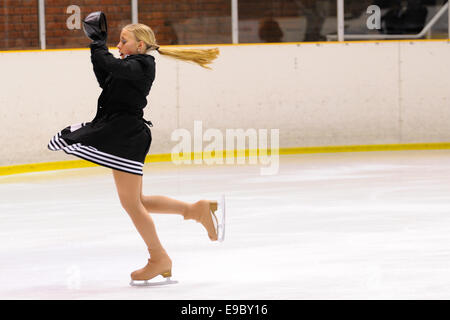 Barcelone - Mai 03 : jeune équipe d'une école de patinage sur glace se produit à l'International Cup Ciutat de Barcelona ouvert. Banque D'Images