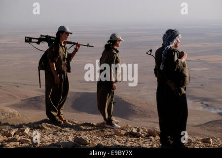 Un groupe de femmes des combattants kurdes des unités pour femmes libres raccourcie en YJA STAR l'aile militaire des femmes du Parti des Travailleurs du Kurdistan PKK lourdement armés stand dans une zone montagneuse dans la campagne de Makhmur près de Mossoul dans le Nord de l'Irak Banque D'Images