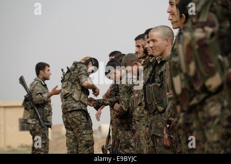 Les combattants kurdes des unités de protection du peuple YPG y participent Dans une cérémonie de recrutement dans un camp d'entraînement à Al Région de Hasakah ou Hassakeh dans le nord de la Syrie Banque D'Images