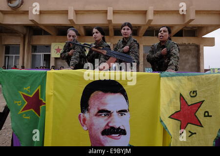 Les combattants kurdes des unités de protection des femmes YPJ y participent dans un processus de cisaillement sur un drapeau portant le chiffre De l'ancien chef militant du PKK Abdullah Ocalan dans une formation Camp dans le district d'Al Hasakah ou de Hassakeh, dans le nord de la Syrie Banque D'Images