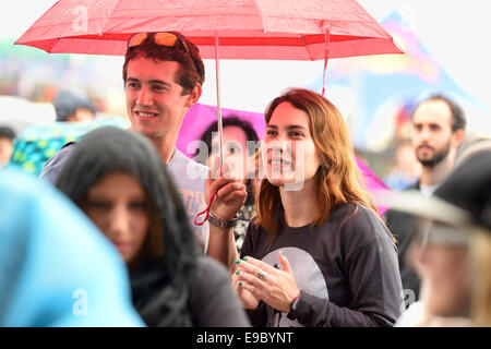 Barcelone - le 28 mai : Les gens avec des parasols en regardant un concert sous la pluie par Heineken Primavera Sound Festival 2014 (PS14). Banque D'Images