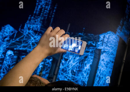 Un visiteur capture la salle civique illuminée de Leeds avec un smartphone pendant la nuit lumineuse de Leeds. West Yorkshire. ROYAUME-UNI Banque D'Images