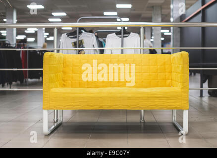 Petit canapé jaune dans un magasin Banque D'Images