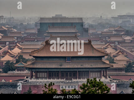 Beijing, Chine. 18 Oct, 2006. La porte de la Divine pourrait (Shenwumen), également connu comme la porte de la prouesse Divine, la porte nord de la Cité Interdite, comme vu de Prospect Hill dans le parc Jingshan grâce à la fin de l'après-midi du smog. Dans le centre de Pékin, la Cité Interdite complexe de 980 bâtiments, construit en 1406-1420, a été le palais impérial chinois pendant 500 ans à partir de la dynastie Ming à la fin de la dynastie Qing et était à la maison aux empereurs et à leurs familles, ainsi que le cérémonial et centre politique du gouvernement chinois. © Arnold Drapkin/ZUMA/Alamy Fil Live News Banque D'Images