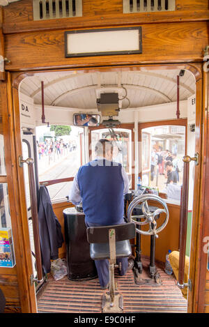 Conducteur de tramway, Lisbonne, Portugal Banque D'Images